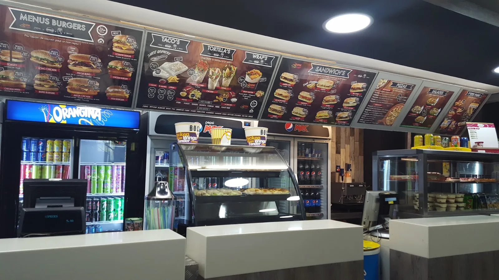 Le comptoir de Buns Burger et les panneaux de la carte
