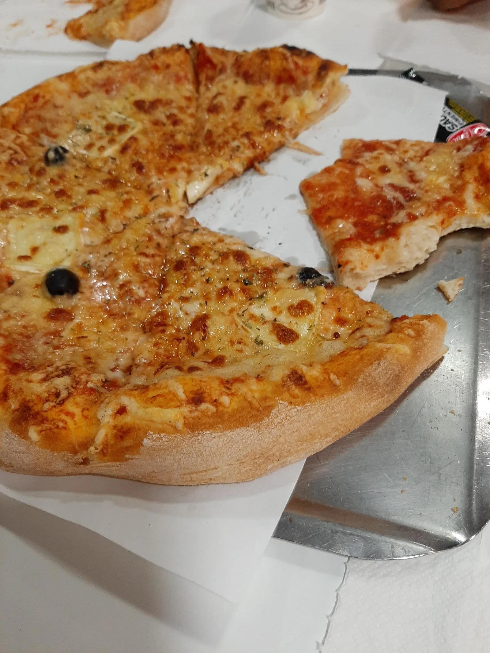 Pizza servie chez Buns Burger