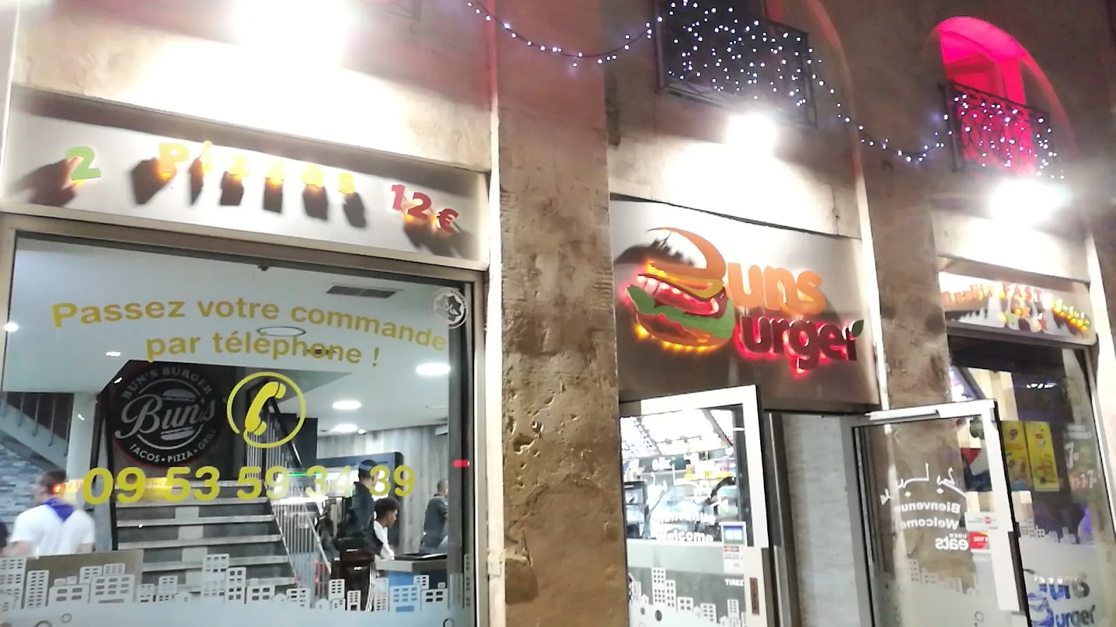 La devanture éclairée de Buns Burger, boulevard Amiral Courbet