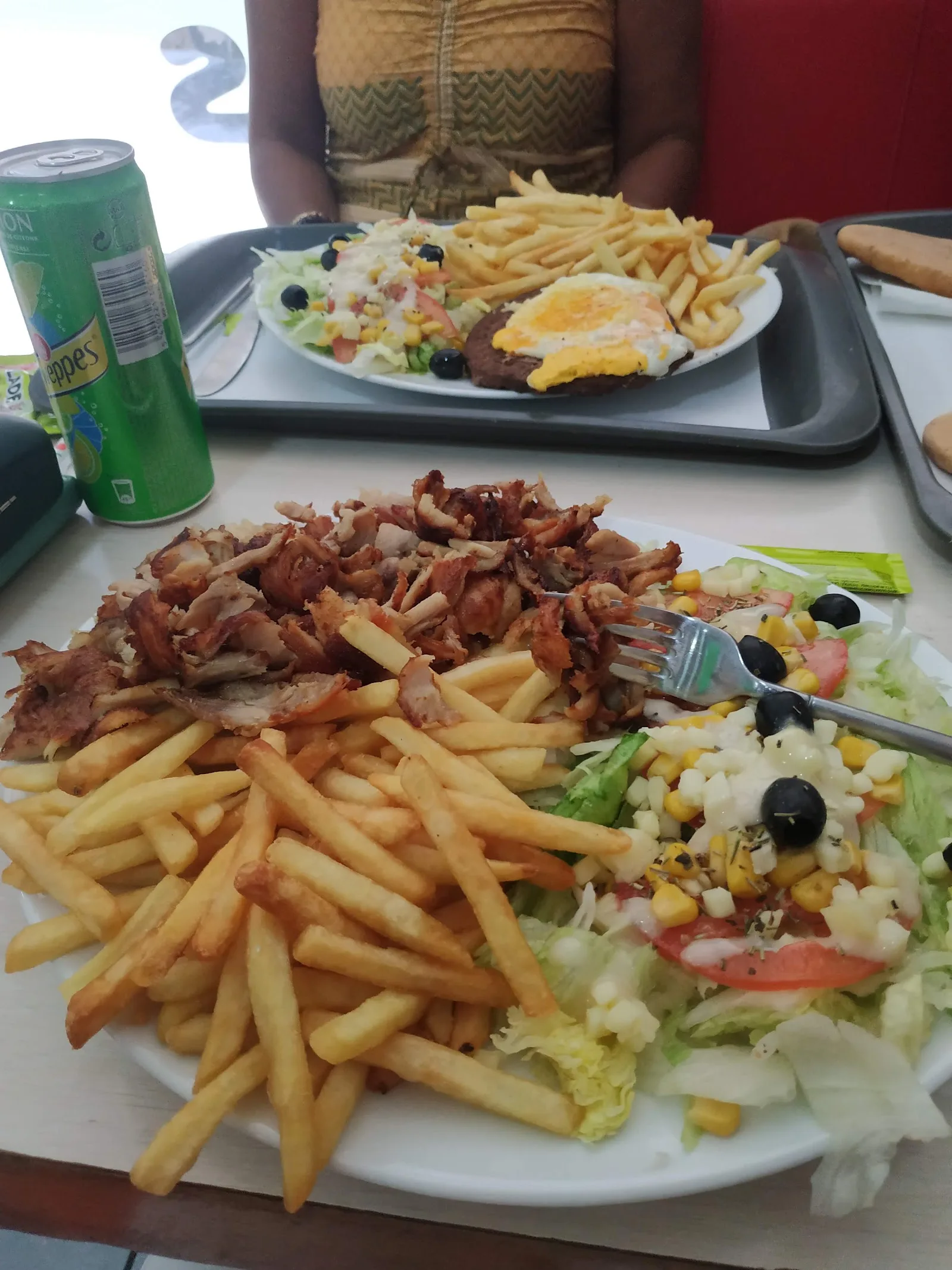 Assiette servie chez Buns Burger : viande grillée, frites et salade